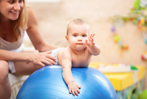 chérubin, bébé, effectuant une séance de baby gym