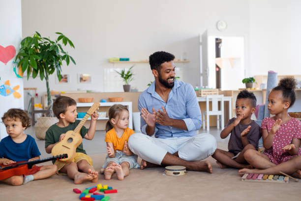 enfants d'une crèche avec un intervenant pour un atelier musical